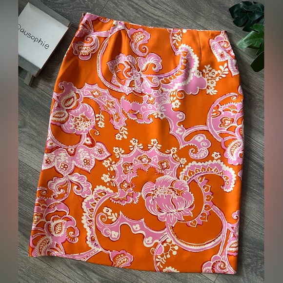Ann Taylor 100% silk floral pencil skirt. Size 10 - Picture 4 of 5
